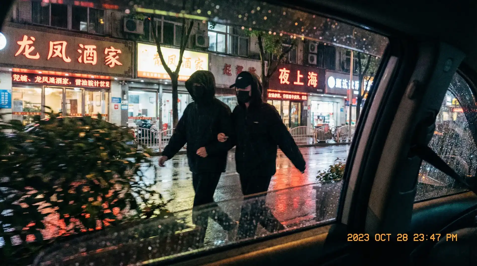 里番最新 - 顶流明星深夜密会现场抓拍照片
